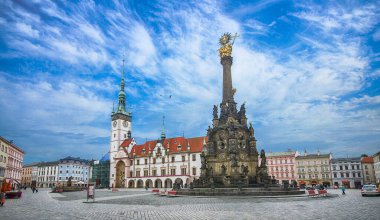 OLOMOUC, CZECH REPUBLIC - 18.10.2019: Meydanın Panoraması ve Kutsal Üçlemeci Sütunu Belediye Binası binasındaki Unesco dünya mirası listesine ve astronomik saate kaydoldu.