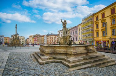 Olomouc, Çek Cumhuriyeti - 16.01.2020: Neptün Çeşmesi ve Olomouc 'taki Marian sütunu.