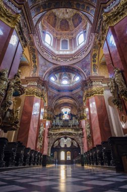 OLOMOUC, CZECH REPUBLIC - 25 Mayıs 2019: Giovanni Pietro Tencalla 'nın Barok İçişleri St. Michael Kilisesi (Sv Michal). Eski şehirdeki katedral. Karların Leydisi Kilisesi