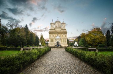 Curtea de Arges manastırı, Romanya. Curtea de Arges Manastırı, mimar Manole efsanesi ile tanınır. Eflak, ortaçağ Romanya 'sında bir dönüm noktasıdır..
