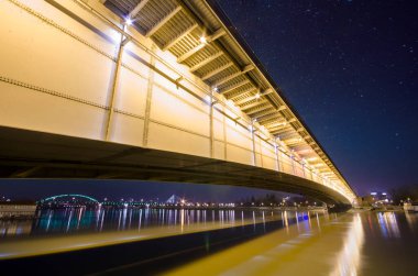Belgrad (Beograd) manzarası ve Branko 'nun köprüsünün altından Sava Nehri' nin diğer kıyısına. Uzun süre gece fotoğrafçılığı yaptım. Belgrad, Sırbistan. Şehir merkezini Yeni Belgrad 'a bağlıyor