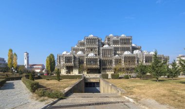 Priştine, Kosova - 19 Ekim 2019: Ulusal Halk Kütüphanesi - Bazı haritalara göre, kütüphane bir cezaevi gibi görünüyor. Kasabanın en güzel manzarası..