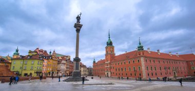 WARsaw, POLAND - 01 Nisan 2019: Varşova (Warszawa), Polonya 'daki eski kasabanın panoraması. Kraliyet Kalesi ve Sigismund Sütunu 'nun adı Kolumna Zygmunta. Tarihi Merkez UNESCO Dünya Mirası Alanıdır.