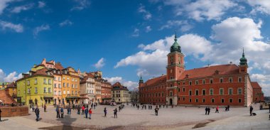 WARsaw, POLAND - 01 Mart 2019: Polonya 'nın Varşova (Warszawa) kentindeki eski şehrin panoraması. Kraliyet Kalesi ve Sigismund Sütunu 'nun adı Kolumna Zygmunta. Tarihi Merkez UNESCO Dünya Mirası Alanıdır.