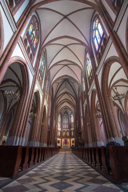 VARŞAN, POLAND - 01 Nisan 2019: Varşova Prag Bölgesi 'ndeki Aziz Mikail' in İkiz Kuleli Katedrali ve Aziz Florian Şehitleri