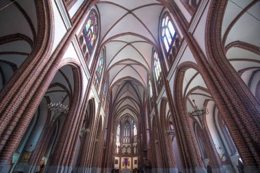 VARŞAN, POLAND - 01 Nisan 2019: Varşova Prag Bölgesi 'ndeki Aziz Mikail' in İkiz Kuleli Katedrali ve Aziz Florian Şehitleri