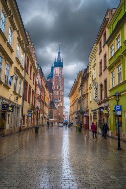 KRAKOW - POLAND - 01 Nisan 2019: St Mary Bazilikası (Mariacki Kilisesi) ve Eski Krakow Kasabası 'ndaki Ana Pazar Meydanı caddesi (Krakow))