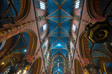 Krakow, Polonya - Paskalya 'yı kutlayan St. Mary Bazilikası' nın içi. Kilise Ana Pazar Meydanı 'nda yer almaktadır ve en güzel tavana sahiptir. 12.02.2020