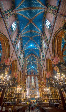 Krakow, Polonya - Paskalya 'yı kutlayan St. Mary Bazilikası' nın içi. Kilise Ana Pazar Meydanı 'nda yer almaktadır ve en güzel tavana sahiptir. 12.02.2020