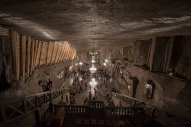 WIELICZKA, POLAND - 01 Nisan 2019: Dünyanın en eski tuz madenlerinden biri olan Wieliczka Tuz Madeni Müzesi 'ndeki St. Kinga Odası. Maden Krakow şehrine yakın. Yeraltı UNESCO Mirası