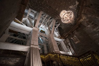 WIELICZKA, POLAND - 01 Nisan 2019: Dünyanın en eski tuz madenleri ve UNESCO miraslarından biri olan Wieliczka tuz madeni müzesindeki Yeraltı Michalowice Chamber 'daki eski avize. Krakow şehrinin yakınında..