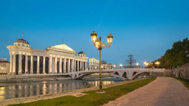 Üsküp, Makedonya Cumhuriyeti - 16 Ekim 2019: Makedonya Arkeoloji Müzesi ve Medeniyetler Köprüsü. Güzel ışık