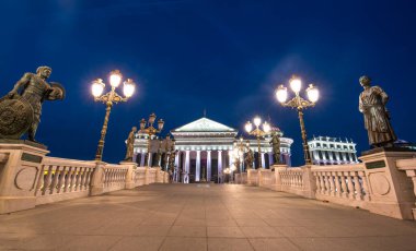 Üsküp, Makedonya Cumhuriyeti - 16 Ekim 2019: Makedonya Arkeoloji Müzesi ve Medeniyetler Köprüsü. Güzel ışık