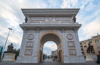Üsküp, Makedonya Cumhuriyeti. Şehrin ana caddesindeki Zafer Kapısı (Porta Macedonia) görüntüsü