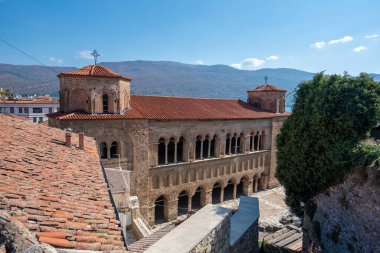 Ohri, Kuzey Makedonya. Ohri 'deki St. Sofia Kilisesi (Crkva Sveta Sofija) güzel bir yaz gününde. Aziz Sophia Kilisesi şehirdeki en önemli anıtlardan biridir.. 