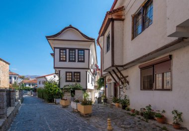 Ohri, Kuzey Makedonya. 18 Ağustos 2019, eski şehirde. Ohri 'nin Mimarisi. Eski güzel bir evin parçası ve Eski Şehir 'de çiçekler