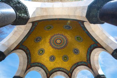 İstanbul, Türkiye - 08 Nisan 2019: Sultanahmet Meydanı 'ndaki Alman Çeşmesi, antik Konstantinopol Hipodromu. Mermer, bakır ve mozaik çeşmesi Alman İmparatoru II. Wilhelm' in hediyesiydi..