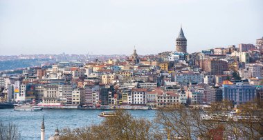 İstanbul, Türkiye - 07 Nisan 2019: Altın Boynuz üzerindeki ünlü Galata Kulesi ile Galata Bölgesi Manzarası. Galata Kulesi şehrin en önemli turistik yerlerinden biridir..
