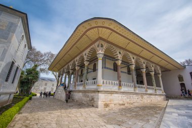İstanbul, Türkiye - 08 Nisan 2019: Topkapı Sarayı 'nın içindeki güzel dekorasyon. Osmanlı Arap tarzında inanılmaz bir iç mimari. Topkapı Sarayı 'nın Avlusu - Türk Sultanların Antik Konutu