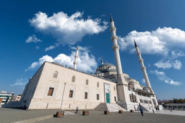 Ankara, Türkiye - 16 Ekim 2019: Ankara 'nın en büyük şehri olan Kocatepe Camii' nin (Kocatepe Cami) Panorama Cephesi manzarası. Panoramik görünüm.