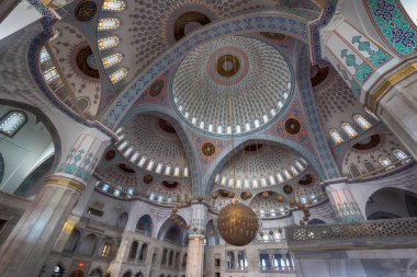 Ankara, Türkiye - 16 Ekim 2019: Süslü kubbeleri, sütunları ve pencereleriyle Kocatepe Cami 'nin (Kocatepe Cami) iç manzarası.