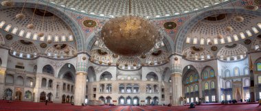 Ankara, Türkiye - 16 Ekim 2019: Süslü kubbeleri, sütunları ve pencereleriyle Kocatepe Cami 'nin (Kocatepe Cami) iç manzarası.