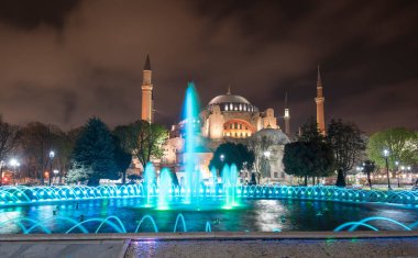İstanbul, Türkiye - 07 Nisan 2019: Eski bir Ortodoks ataerkil bazilikası olan Ayasofya (Ayasofya), daha sonra bir cami, şimdi de bir müze ve gece yıldızlarında güzelce aydınlatılmış fıskiyesi
