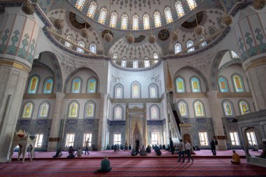 Ankara, Türkiye - 16 Ekim 2019: Süslü kubbeleri, sütunları ve pencereleriyle Kocatepe Cami 'nin (Kocatepe Cami) iç manzarası.