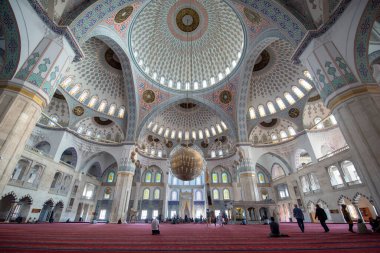 Ankara, Türkiye - 16 Ekim 2019: Süslü kubbeleri, sütunları ve pencereleriyle Kocatepe Cami 'nin (Kocatepe Cami) iç manzarası.