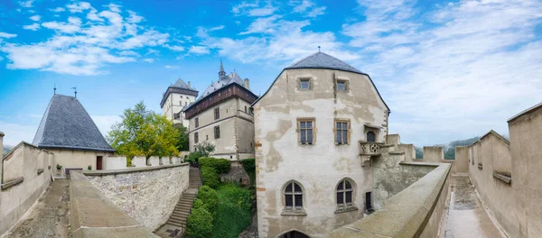 Türme Und Mauern Der Berühmten Mittelalterlichen Burg Karlstein Bei Prag — Stockfoto