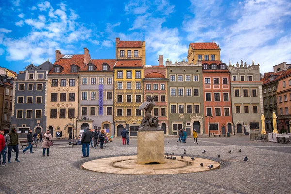 Varsó Lengyelország 2019 Április Emberek Bronz Sellőszobornál Óvárosi Piac Téren — Stock Fotó