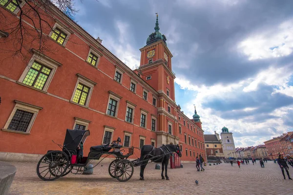 ポーランド ワルシャワ 2019年3月31日 王城の旧市街正面にあるワルシャワのメイン広場を馬車と人々が歩く — ストック写真