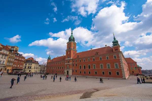 Varsó Lengyelország 2019 Március Emberek Varsói Főtéren Sétálnak Királyi Vár — Stock Fotó