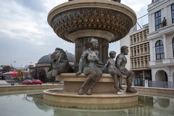 スコピエ マケドニア共和国 10月 2019 中央スコピエのライオンと噴水のブロンズ像 母の泉 — ストック写真
