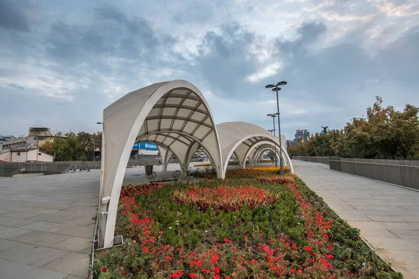 마케도니아 공화국의 스코페 Skopje 중심에 Skanderbeg Square 입니다 아래있는 정원과 — 스톡 사진