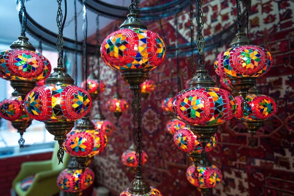 Verbazingwekkende Traditionele Handgemaakte Turkse Lampen Souvenirwinkel Mozaïek Van Gekleurd Glas — Stockfoto