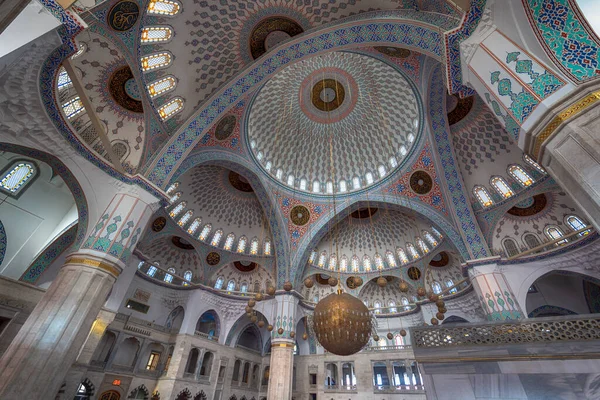 Ankara, Türkiye - 16 Ekim 2019: Süslü kubbeleri, sütunları ve pencereleriyle Kocatepe Cami 'nin (Kocatepe Cami) iç manzarası.