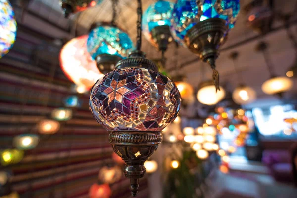 Verbazingwekkende Traditionele Handgemaakte Turkse Lampen Souvenirwinkel Mozaïek Van Gekleurd Glas — Stockfoto