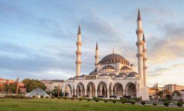 Türkiye 'nin başkenti Ankara' daki Genclik Parkı 'na yakın Yeni Melike Hatun Camii, gece gün batımından sonra. Güzel ışıklar ve aydınlatma