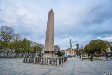 İstanbul, Türkiye - 20 Nisan 2019: Antik Roma Konstantinopolis Hipodromu 'nun bulunduğu yerde antik Mısırlı Theodosius Obelisk. Bugün İstanbul Sultanahmet Meydanı..