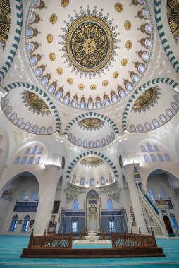 ANKARA, TURKEY - 15 Ekim 2019: Başkentteki Genclik Parkı yakınlarındaki Yeni Melike Hatun Camii 'nin içi