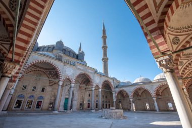 EDIRNE, TURKEY - 30 Haziran 2019: Edirne, Türkiye 'deki Selimiye camiinin avlusu. Cami Sultan II. Selim tarafından yaptırıldı ve Mimar Sinan tarafından inşa edildi. Unesco miras sitesi.
