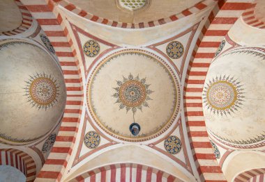 EDIRNE, TURKEY - 30 Haziran 2019: Edirne, Türkiye 'deki Selimiye camiinin avlusu. Cami Sultan II. Selim tarafından yaptırıldı ve Mimar Sinan tarafından inşa edildi. Unesco miras sitesi.