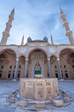EDIRNE, TURKEY - 30 Haziran 2019: Edirne, Türkiye 'deki Selimiye camiinin avlusu. Cami Sultan II. Selim tarafından yaptırıldı ve Mimar Sinan tarafından inşa edildi. Unesco miras sitesi.