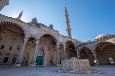 EDIRNE, TURKEY - 30 Haziran 2019: Edirne, Türkiye 'deki Selimiye camiinin avlusu. Cami Sultan II. Selim tarafından yaptırıldı ve Mimar Sinan tarafından inşa edildi. Unesco miras sitesi.