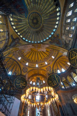 İSTANBUL TURKEY: 08 Haziran 2019: Ayasofya Sofya (Ayasofya olarak da bilinir) iç mimari, ünlü Bizans simgesi ve dünya harikası. Hıristiyanlık ve Müslümanları birleştiren bir müze..