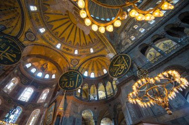 İSTANBUL TURKEY: 08 Haziran 2019: Ayasofya Sofya (Ayasofya olarak da bilinir) iç mimari, ünlü Bizans simgesi ve dünya harikası. Hıristiyanlık ve Müslümanları birleştiren bir müze..