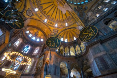 İSTANBUL TURKEY: 08 Haziran 2019: Ayasofya Sofya (Ayasofya olarak da bilinir) iç mimari, ünlü Bizans simgesi ve dünya harikası. Hıristiyanlık ve Müslümanları birleştiren bir müze..