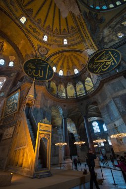 İSTANBUL TURKEY: 08 Haziran 2019: Ayasofya Sofya (Ayasofya olarak da bilinir) iç mimari, ünlü Bizans simgesi ve dünya harikası. Hıristiyanlık ve Müslümanları birleştiren bir müze..