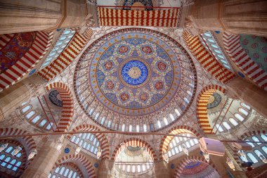 EDIRNE, TURKEY - 30 Haziran 2019: Edirne, Türkiye 'deki Selimiye camiinin içi. Cami Sultan II. Selim tarafından yaptırıldı ve Mimar Sinan tarafından inşa edildi. Unesco miras sitesi.